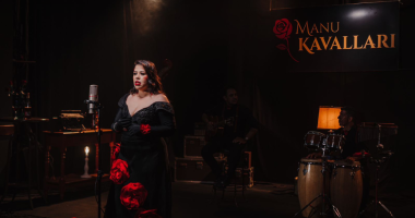 A cantora Manu Kavallari segura uma rosa vermelha, símbolo de seu novo projeto “Canções da Noite”, que marca uma nova fase de sua carreira.