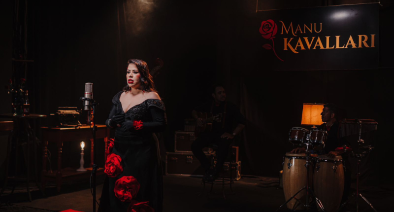 A cantora Manu Kavallari segura uma rosa vermelha, símbolo de seu novo projeto “Canções da Noite”, que marca uma nova fase de sua carreira.