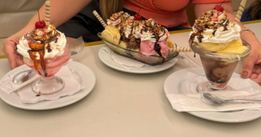 Taças de sobremesa da Cacimba Sorvetes, servida com apresentação especial e acompanhada pela promoção de Black Friday.