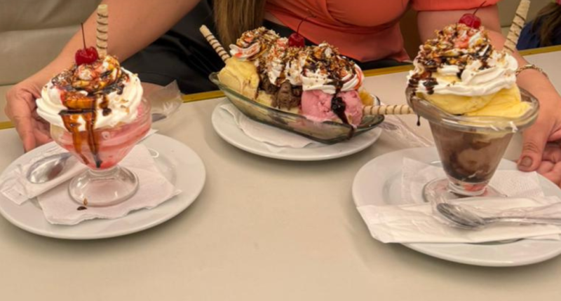 Taças de sobremesa da Cacimba Sorvetes, servida com apresentação especial e acompanhada pela promoção de Black Friday.