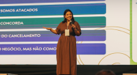 Camila Telles palestrando na Ponta Agrotec 2025 em Ponta Porã, durante apresentação que inspirou o público do evento.