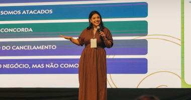 Camila Telles palestrando na Ponta Agrotec 2025 em Ponta Porã, durante apresentação que inspirou o público do evento.