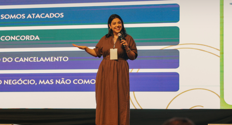 Camila Telles palestrando na Ponta Agrotec 2025 em Ponta Porã, durante apresentação que inspirou o público do evento.