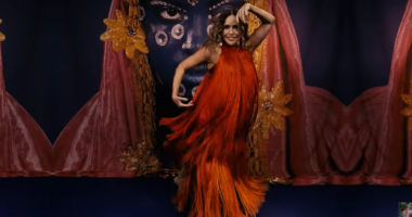 Vestido em crochê “Chamas do Pantanal”, criado por Hígor Euzébio e usado por Daniela Mercury no clipe “É Terreiro”.