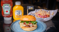 Lanche Fruits acompanhado da batata Rubra defumada, criações do Tendas Burger que esgotaram na primeira noite do Burger Fest 2025 em Campo Grande.
