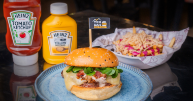 Lanche Fruits acompanhado da batata Rubra defumada, criações do Tendas Burger que esgotaram na primeira noite do Burger Fest 2025 em Campo Grande.