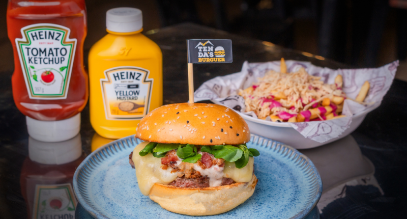 Lanche Fruits acompanhado da batata Rubra defumada, criações do Tendas Burger que esgotaram na primeira noite do Burger Fest 2025 em Campo Grande.
