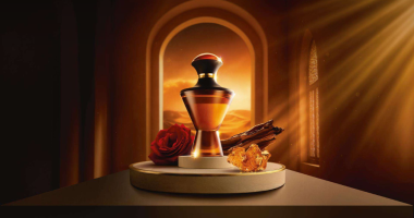 Frasco de Hadiya do Boticário em formato de ânfora com detalhes dourados, inspirado na perfumaria árabe.