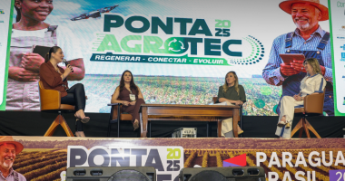 Foto de Hanaitã Baldissera falando ao público durante a mesa de Empreendedorismo Feminino na Ponta Agrotec 2025