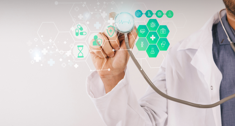 Profissional de saúde utilizando recursos de inteligência artificial em tela digital para analisar dados clínicos.