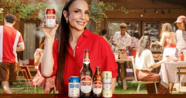 Ivete Sangalo brinda com uma Itaipava no palco da turnê “Ivete Clareou”, celebrando a nova fase da parceria com a marca.