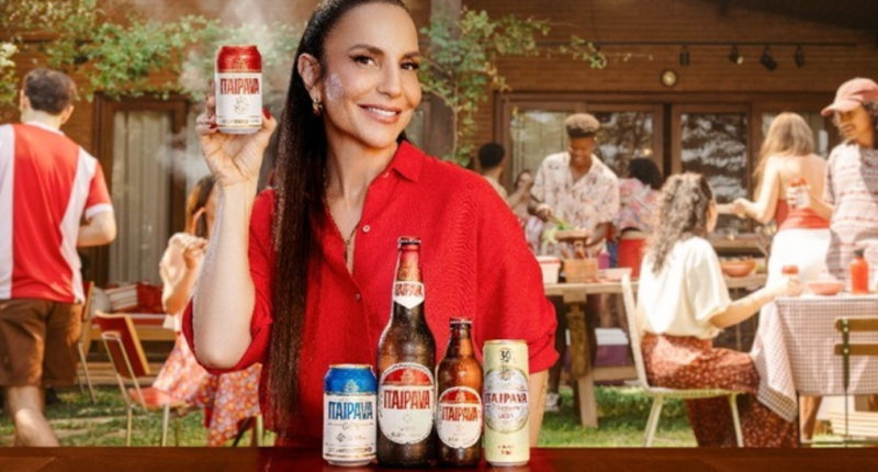 Ivete Sangalo brinda com uma Itaipava no palco da turnê “Ivete Clareou”, celebrando a nova fase da parceria com a marca.