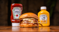 Hambúrguer de cupim da LA Burgez, criado especialmente para o Burger Fest, com queijo provolone, molhos Heinz e bacon crocante.