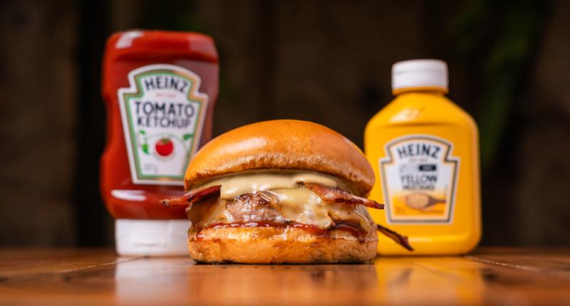 Hambúrguer de cupim da LA Burgez, criado especialmente para o Burger Fest, com queijo provolone, molhos Heinz e bacon crocante.