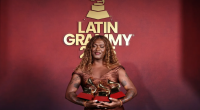 Liniker segurando seus prêmios no Grammy Latino 2025 durante cerimônia em Las Vegas.