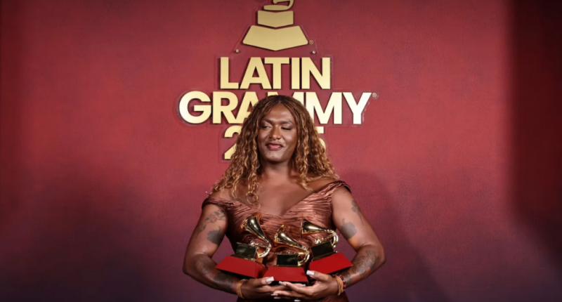 Liniker segurando seus prêmios no Grammy Latino 2025 durante cerimônia em Las Vegas.