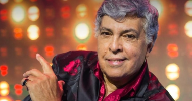 Sidney Magal no palco durante o show Baile do Magal com banda e bailarinos