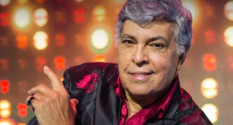 Sidney Magal no palco durante o show Baile do Magal com banda e bailarinos