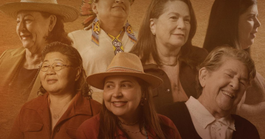 Cena do documentário Mulheres da Fronteira com cozinheiras pantaneiras reunidas em cozinha rústica, preparando pratos típicos do Pantanal
