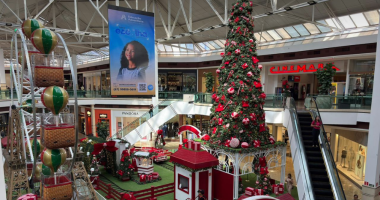 Fachada iluminada do Shopping Campo Grande com decoração do Natal dos Doces e a chegada do Papai Noel.