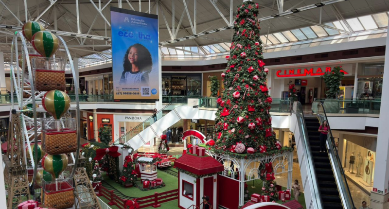 Fachada iluminada do Shopping Campo Grande com decoração do Natal dos Doces e a chegada do Papai Noel.