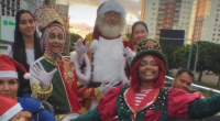 Chegada do Papai Noel ano passado, em cima de um carro, passeando pela cidade