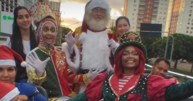 Chegada do Papai Noel ano passado, em cima de um carro, passeando pela cidade