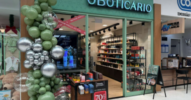 Fachada da nova loja O Boticário Jardim dos Estados após revitalização, com layout moderno e mobiliário iluminado.