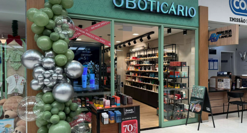 Fachada da nova loja O Boticário Jardim dos Estados após revitalização, com layout moderno e mobiliário iluminado.