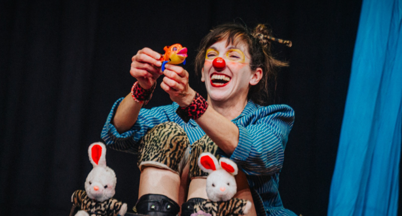 Palhaços reunidos na Palhasseata da Mostra Pantalhaç@s, na Orla Morena, em Campo Grande.