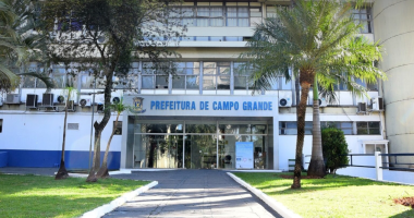 Fachada da Prefeitura de Campo Grande com bandeiras hasteadas em frente ao prédio