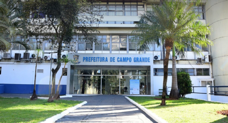 Fachada da Prefeitura de Campo Grande com bandeiras hasteadas em frente ao prédio