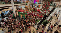 Decoração do Natal dos Doces no Shopping Campo Grande com árvore gigante e brinquedos temáticos para crianças.