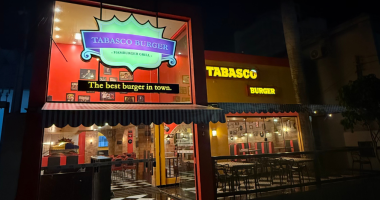 Fachada da nova unidade do Tabasco Burger em Campo Grande, com identidade visual rock’n’roll e ambientação temática.