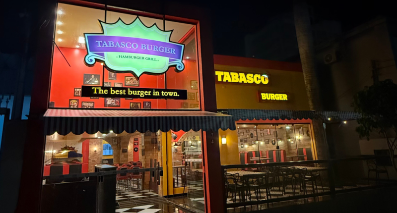 Fachada da nova unidade do Tabasco Burger em Campo Grande, com identidade visual rock’n’roll e ambientação temática.