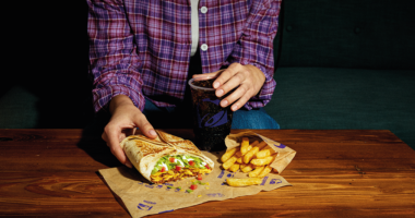 Foto de um prato da Taco Bell com tacos, acompanhamentos e apresentação típica da rede.