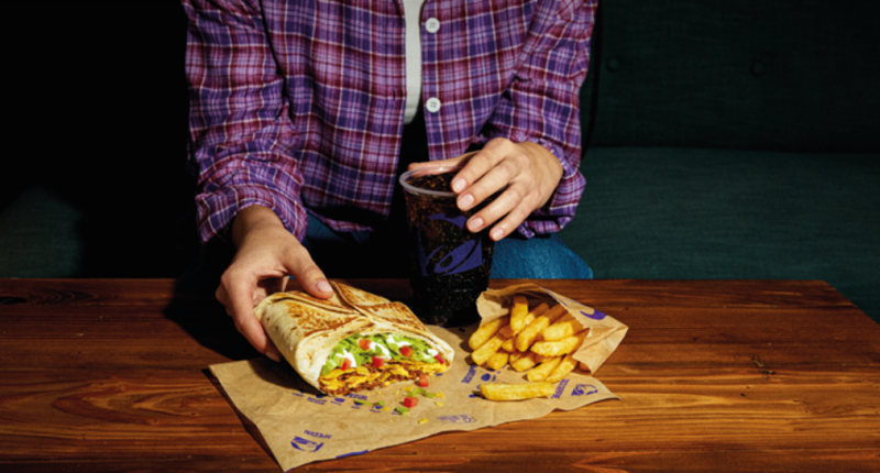 Foto de um prato da Taco Bell com tacos, acompanhamentos e apresentação típica da rede.