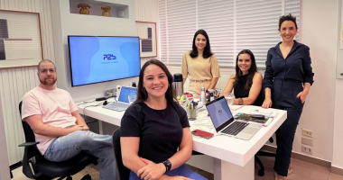 Foto editorial da CEO Elaine Fernandes em ambiente corporativo moderno, simbolizando liderança humana, cultura organizacional e evolução profissional.