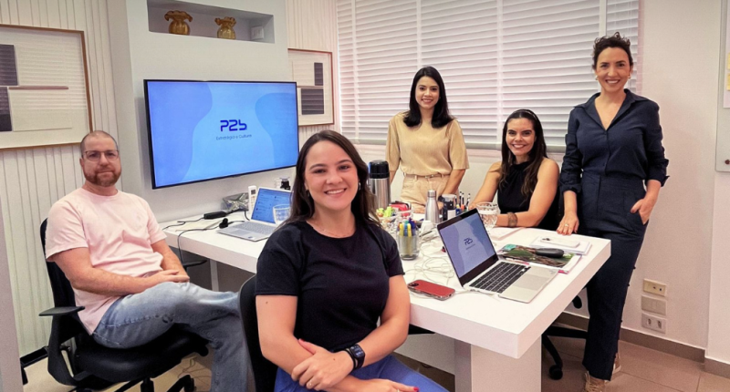 Foto editorial da CEO Elaine Fernandes em ambiente corporativo moderno, simbolizando liderança humana, cultura organizacional e evolução profissional.