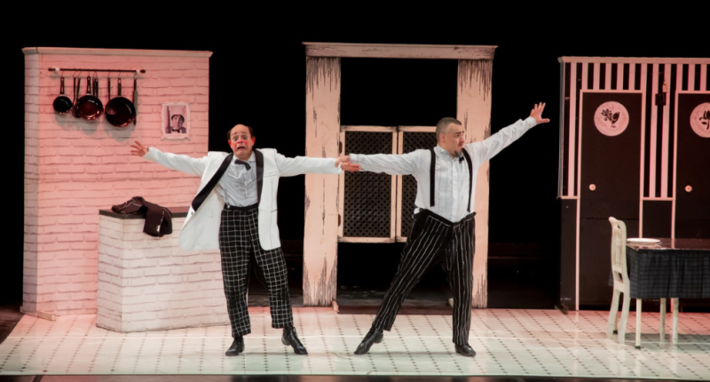 Cena colorida da IX Pantalhaç@s com artistas em movimento, luz quente, figurinos expressivos e atmosfera circense que celebra humor, memória e poesia.