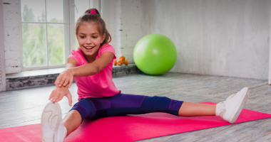 Criança pratica atividades físicas em ambiente lúdico e colorido, estimulando saúde e desenvolvimento