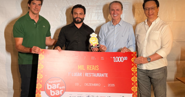 Edu Rejala ao lado de pessoas importantes durante a premiação do Bar em Bar