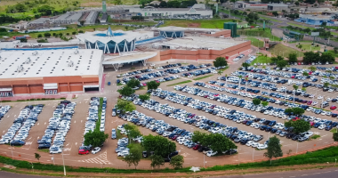 Estacionamento do Shopping Bosque dos Ipês com vagas acessíveis e sinalização inclusiva em Campo Grande