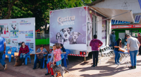“Equipe do Castramóvel realizando atendimentos gratuitos para cães e gatos, com tutores em fila e estrutura do CCZ montada no local.”