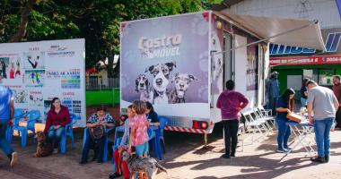 “Equipe do Castramóvel realizando atendimentos gratuitos para cães e gatos, com tutores em fila e estrutura do CCZ montada no local.”