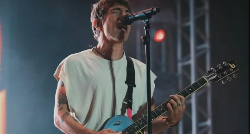 Foto de Di Ferrero em turnê pelo país.