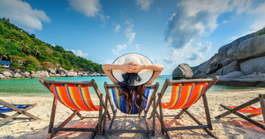 Pessoa relaxando durante as férias, em ambiente tranquilo, representando descanso e bem-estar emocional
