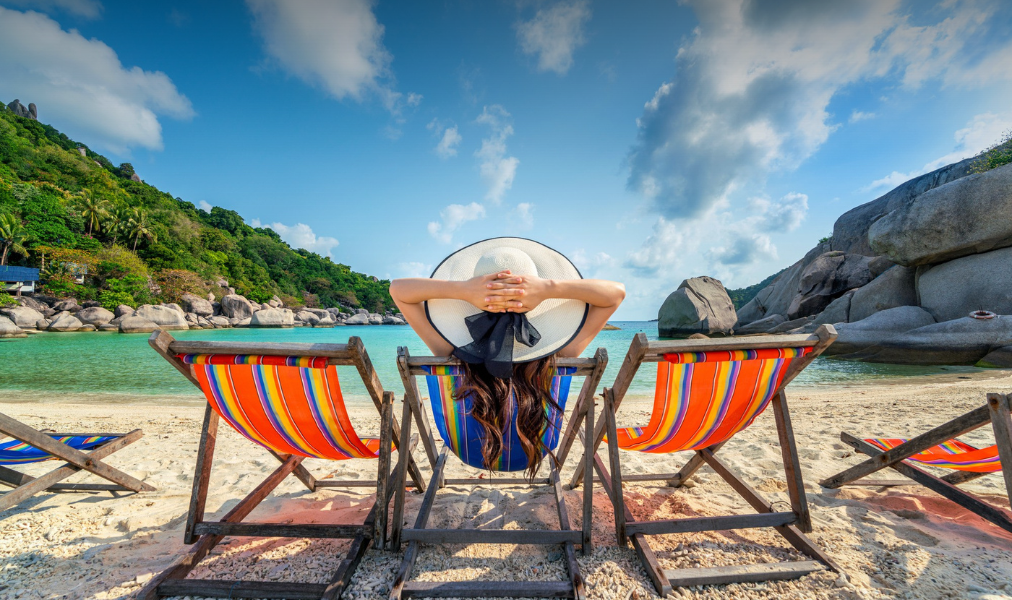 Pessoa relaxando durante as férias, em ambiente tranquilo, representando descanso e bem-estar emocional