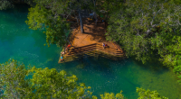 Vista aérea do Estrela do Formoso com águas cristalinas e vegetação nativa, destacando a harmonia entre natureza preservada e estrutura sustentável.