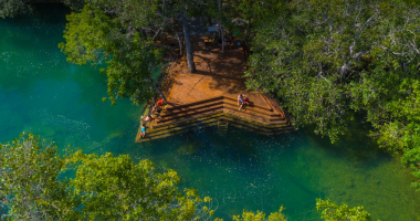 Vista aérea do Estrela do Formoso com águas cristalinas e vegetação nativa, destacando a harmonia entre natureza preservada e estrutura sustentável.